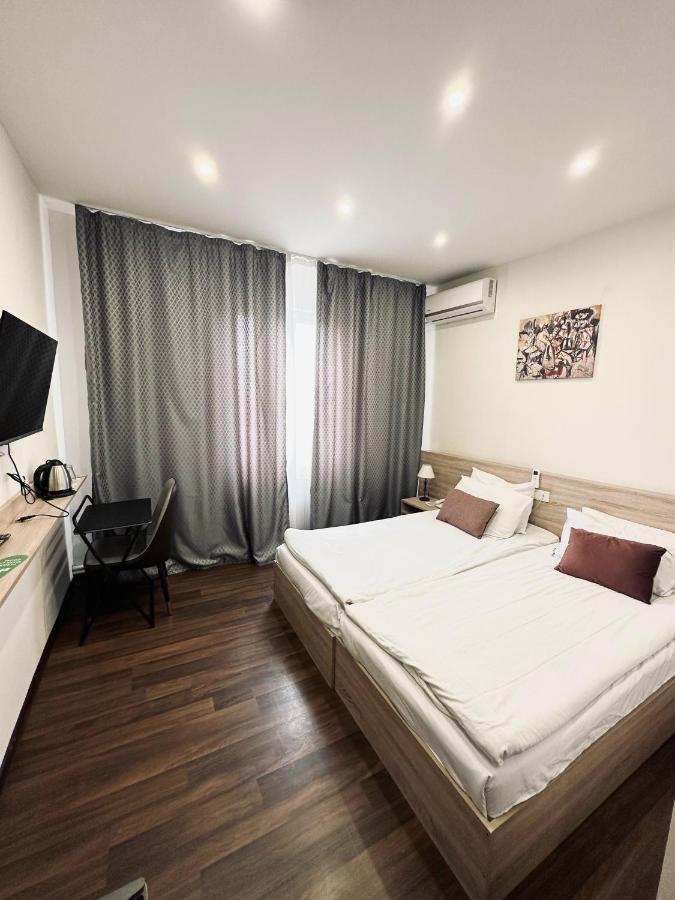 Nava Hotel Erevan Esterno foto