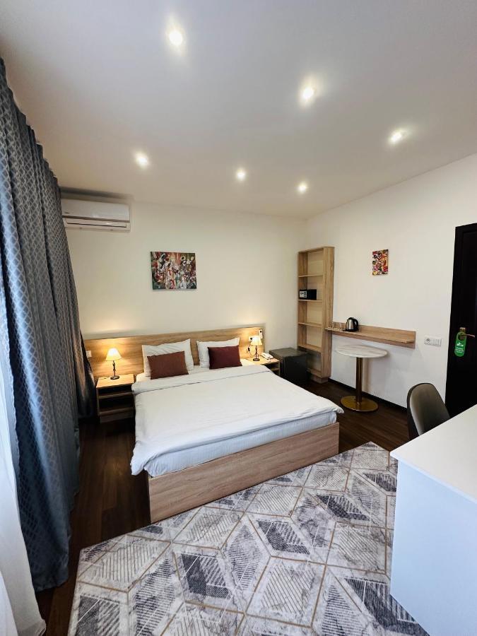 Nava Hotel Erevan Esterno foto