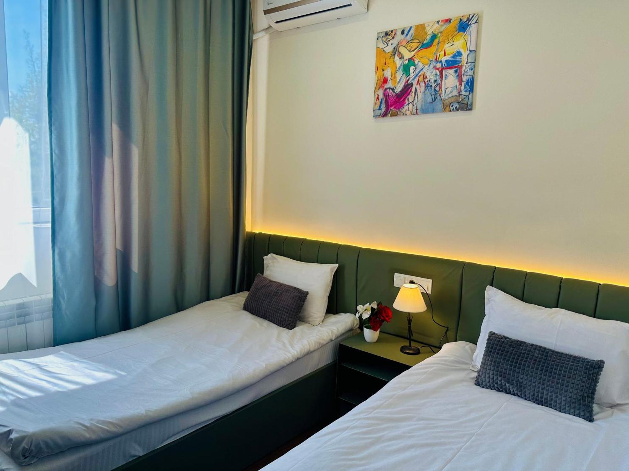 Nava Hotel Erevan Esterno foto